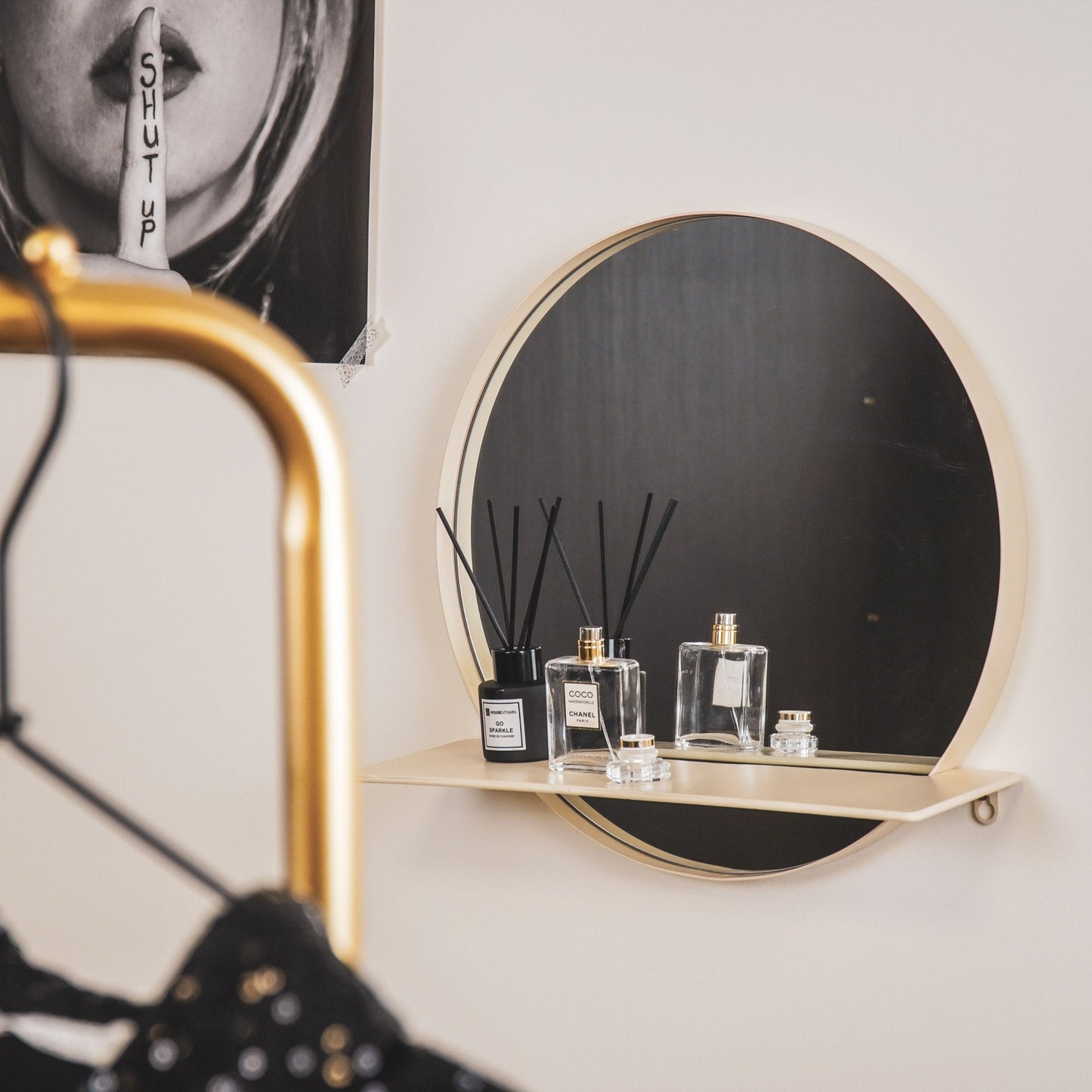 Luvya Ronde Metalen Spiegel met Plank – Zand Ø40cm | Moderne Wandspiegel